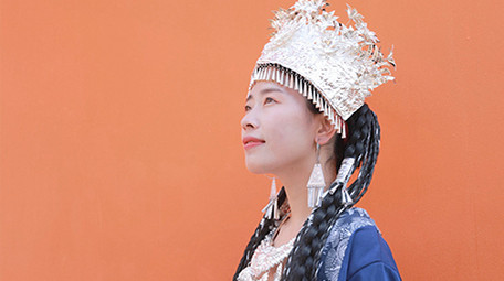 东方人像女孩抬头仰望天空实拍