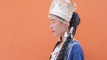 东方人像女孩抬头仰望天空实拍