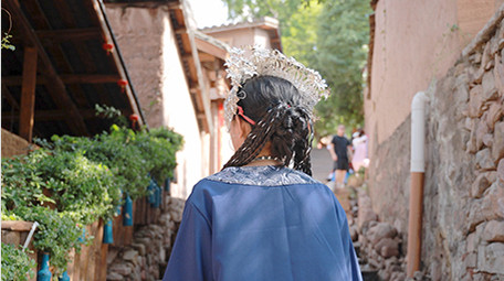 东方人像女孩行走回头4K实拍