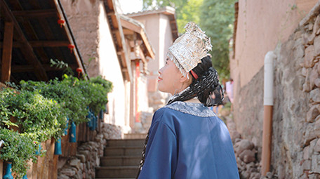 东方人像女孩行走回头4K实拍