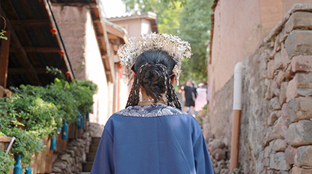 东方人像女孩行走回头4K实拍