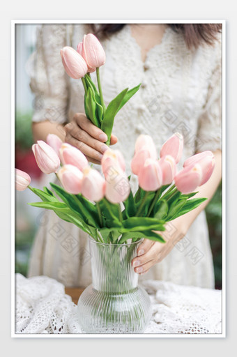 郁金香花朵插花文艺女生图片