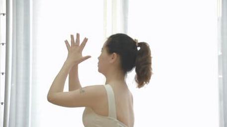 都市生活女性室内瑜伽运动实拍