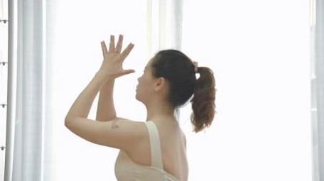 都市生活女性室内瑜伽运动实拍