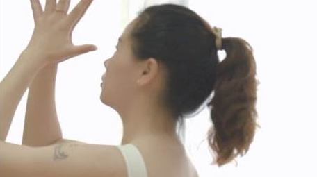 都市生活女性室内瑜伽运动实拍