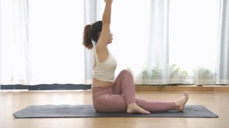 休闲生活女性室内瑜伽运动实拍