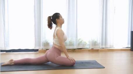 白领女性室内瑜伽运动实拍视频