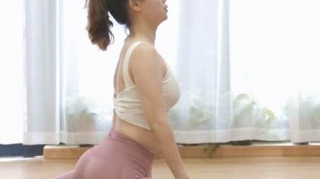 白领女性室内瑜伽运动实拍视频