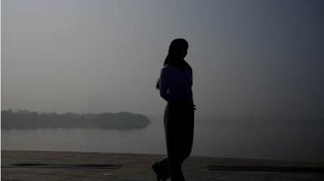 水墨风女性户外瑜伽运动剪影实拍