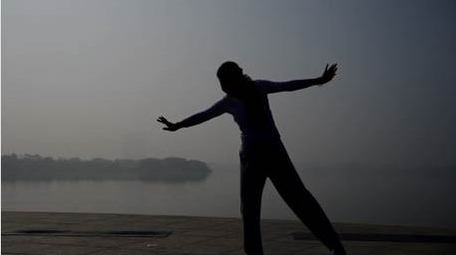 水墨风女性户外瑜伽运动剪影实拍