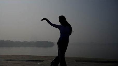 水墨风女性户外瑜伽运动剪影实拍