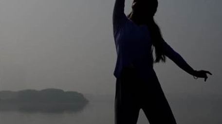 水墨风女性户外瑜伽运动剪影实拍