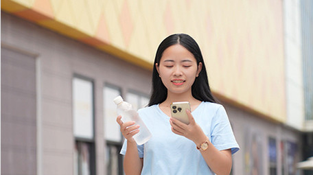 东方人像女孩在街上看手机4K