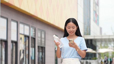 东方人像女孩在街上看手机4K