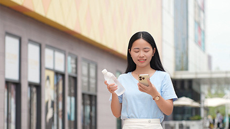 东方人像女孩在街上看手机4K