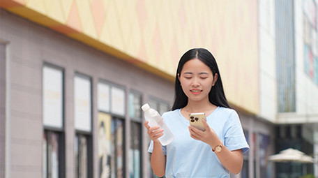 东方人像女孩在街上看手机4K