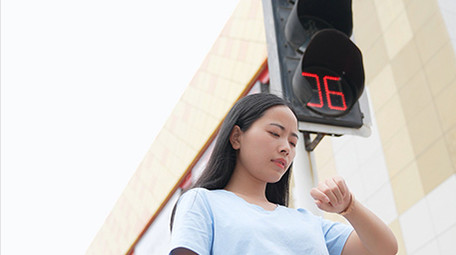 东方人像女孩看手表着急等待4K