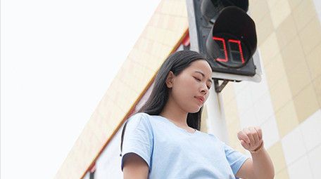 东方人像女孩看手表着急等待4K