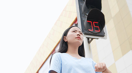 东方人像女孩看手表着急等待4K