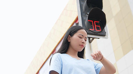 东方人像女孩看手表着急等待4K