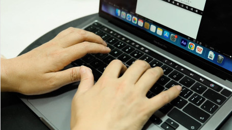 商务场景敲击键盘办公实拍视频