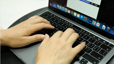 商务场景敲击键盘办公实拍视频