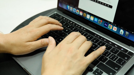 商务场景敲击键盘办公实拍视频