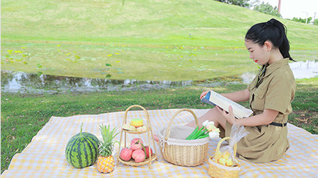 东方人像女孩户外露营阅读4K