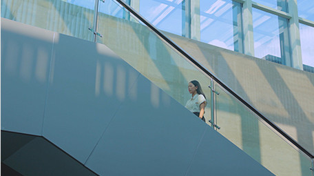 东方人像女孩上楼梯4K实拍