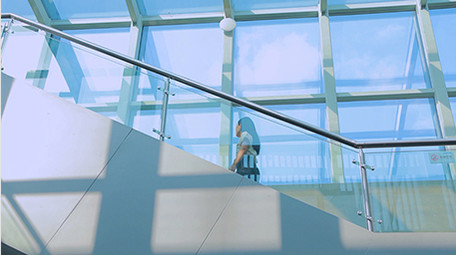 东方人像女孩上楼梯4K实拍