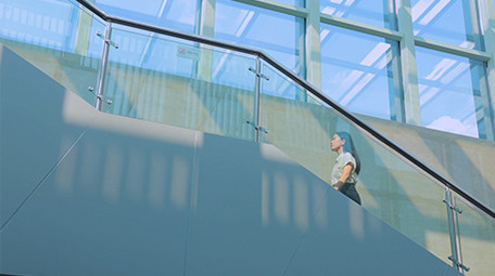 东方人像女孩上楼梯4K实拍