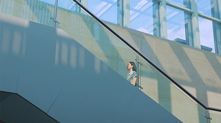 东方人像女孩上楼梯4K实拍