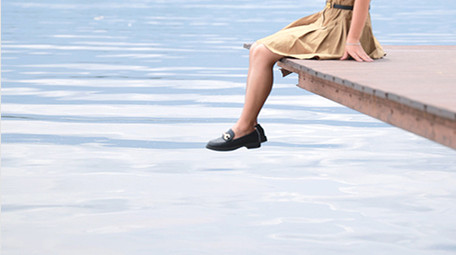 东方人像女孩湖边悠闲4K实拍