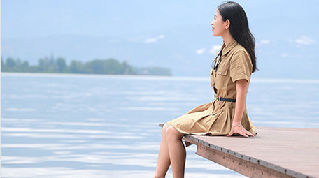 东方人像女孩湖边悠闲4K实拍