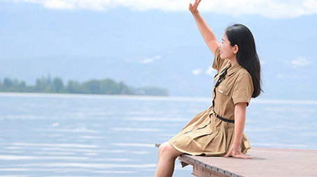 东方人像女孩湖边悠闲4K实拍