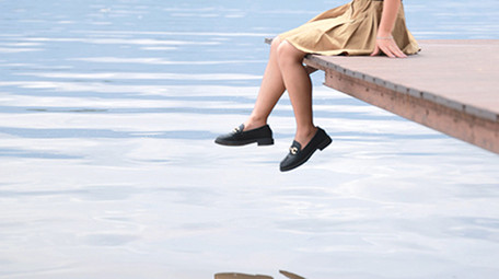 东方人像女孩湖边悠闲4K实拍