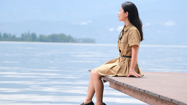 东方人像女孩湖边悠闲4K实拍