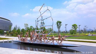 成都大运会同舟共济船型雕塑实拍
