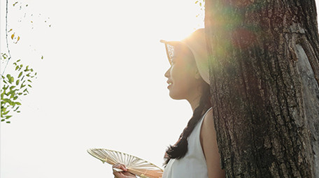 东方人像女孩树下乘凉4K实拍