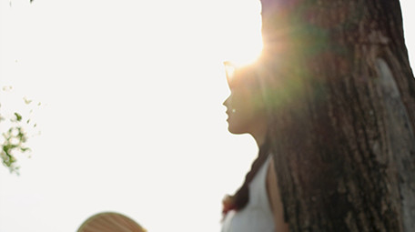 东方人像女孩树下乘凉4K实拍