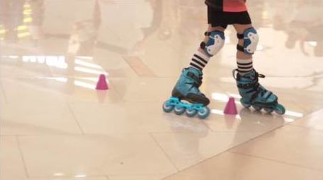 青少年健身体育轮滑运动实拍视频