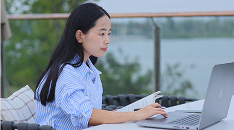 东方人像女孩户外学习看书实拍