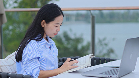 东方人像女孩户外学习看书实拍