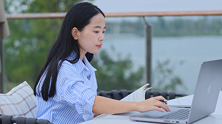 东方人像女孩户外学习看书实拍