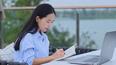 东方人像女孩户外学习看书实拍