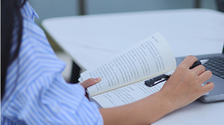 读书日女孩户外工作读书4K实拍