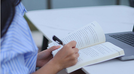 读书日女孩户外工作读书4K实拍