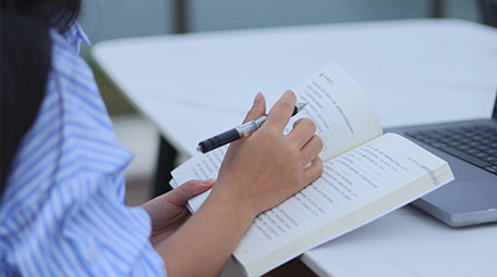 读书日女孩户外工作读书4K实拍