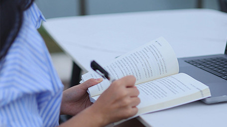 读书日女孩户外工作读书4K实拍