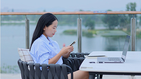 东方人像女孩工作接电话4K实拍